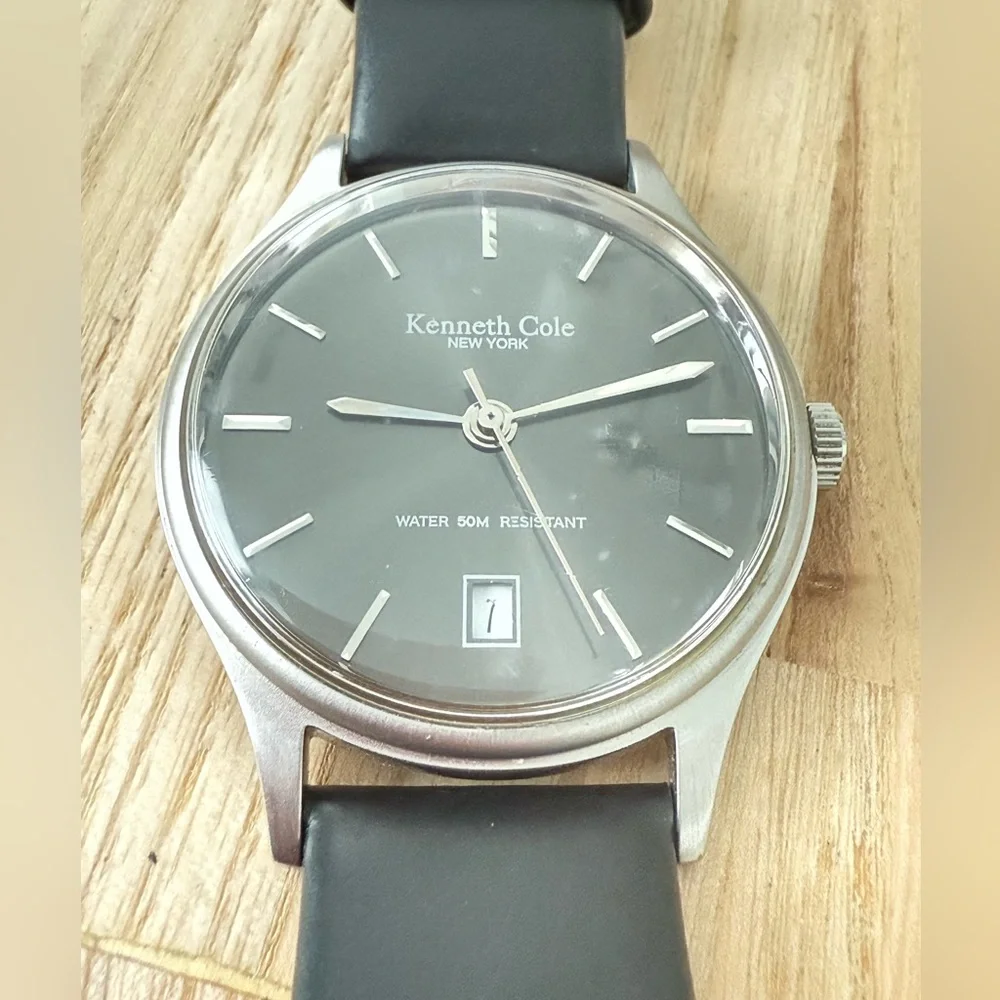 Kenneth Cole New York men’s gray dial black leather dress watch NEW BATTERY